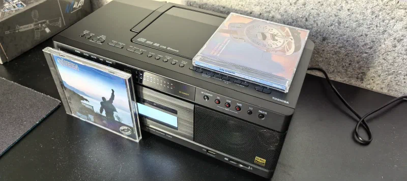 Aurex TY-AK21 c двумя CD рядом для понимания реального масштаба продукта
