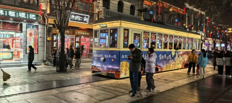 Цяньмэнь — пешеходная зона с трамвайчиками. Первый вечер в Пекине