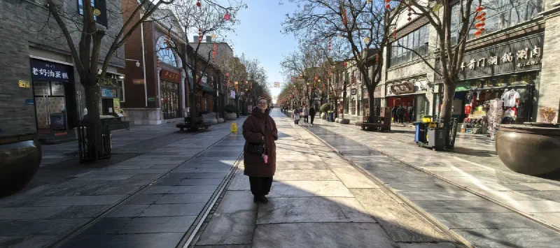 Цяньмэнь утром — пешеходная зона с рельсами, пусто и красиво