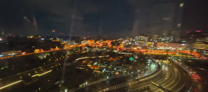 Ночной Сиань из окна отеля — стена подсвечена со всех сторон, Чанъаньский фестиваль фонарей