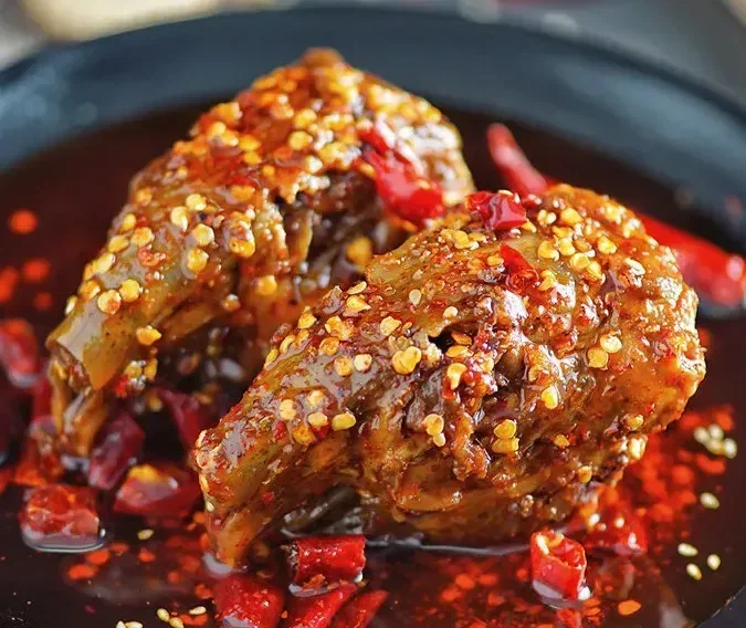 Кроличьи головы в перцовом соусе — главный сычуаньский деликатес к пиву. Выглядит впечатляюще, пробовать не стали