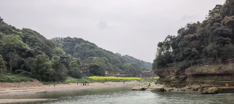 Река у Лэшаня — в скалах на другом берегу вырублены пещеры и храмы