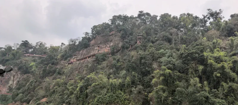 Скалы с зеленью у Лэшаня