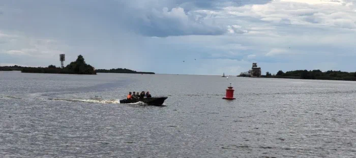 пешие туристы пользуются речными такси, конечно - но куда им там дальше топать, непонятно