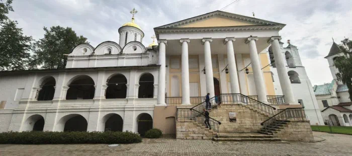 Прилепить Дом Культуры Железнодорожников к храму? Да пожалуйста!