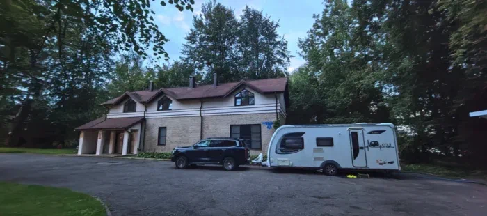 Пример хорошего отеля, который понимает, что лишние 1.5К рублей не помешают, да ещё и туристы в ресторане поужинают, а может и позавтракают.