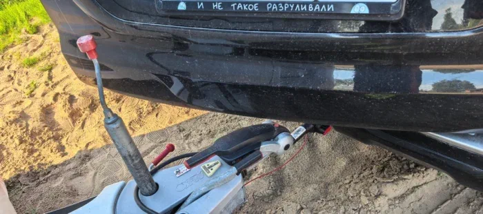 Ну понятно, дверь долбанёт о ручку опорного колеса, но можно же как-то сделать, чтобы открывался замок, хотя бы после предупреждения!?!?!