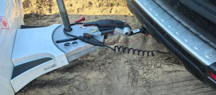 без этого удлинителя розеткой установленной на заводе по-дурацки со смещением в правый борт пользоваться нельзя.